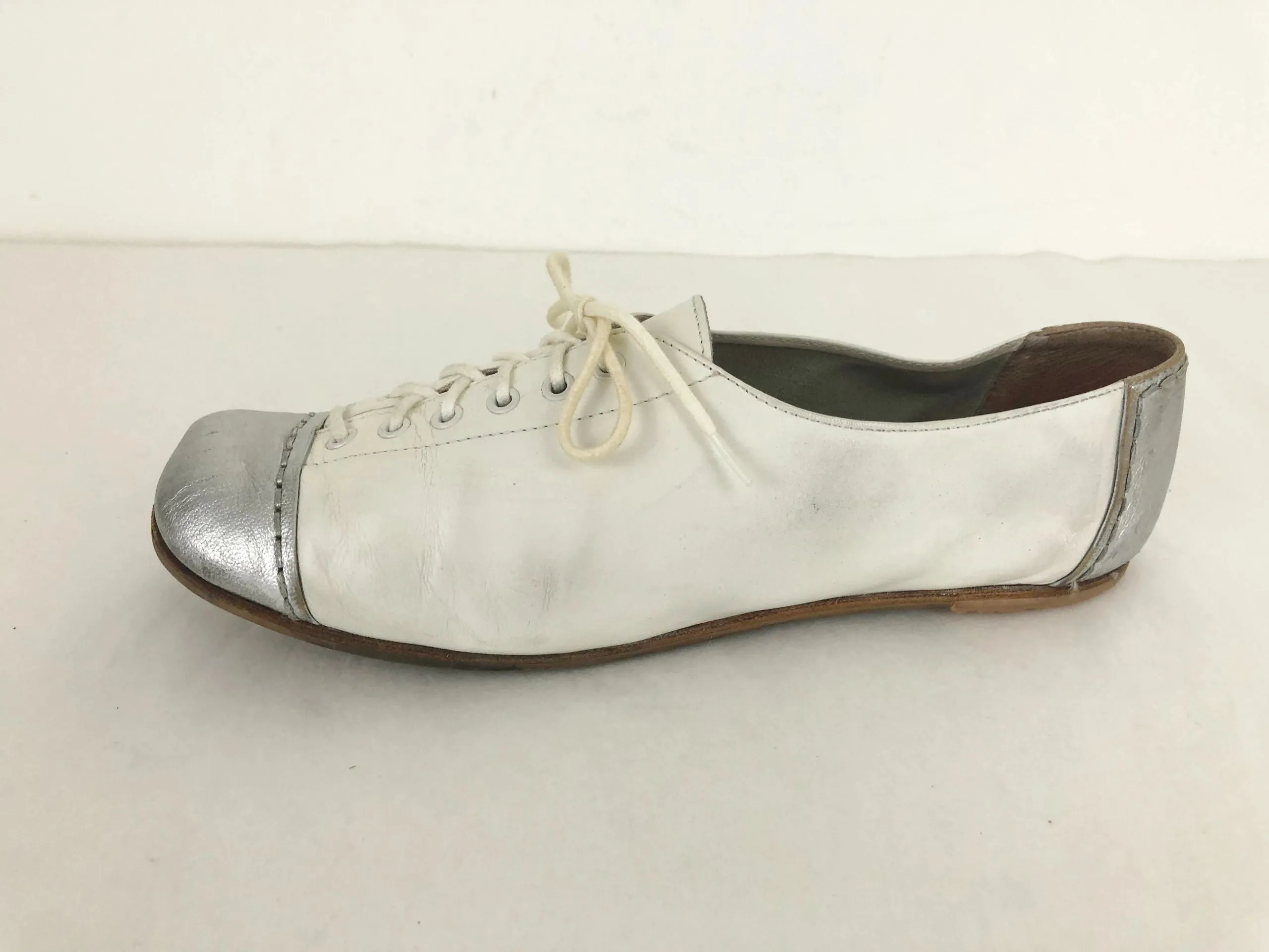 Victoire Cap-Toe Lace Up Shoes Size 8