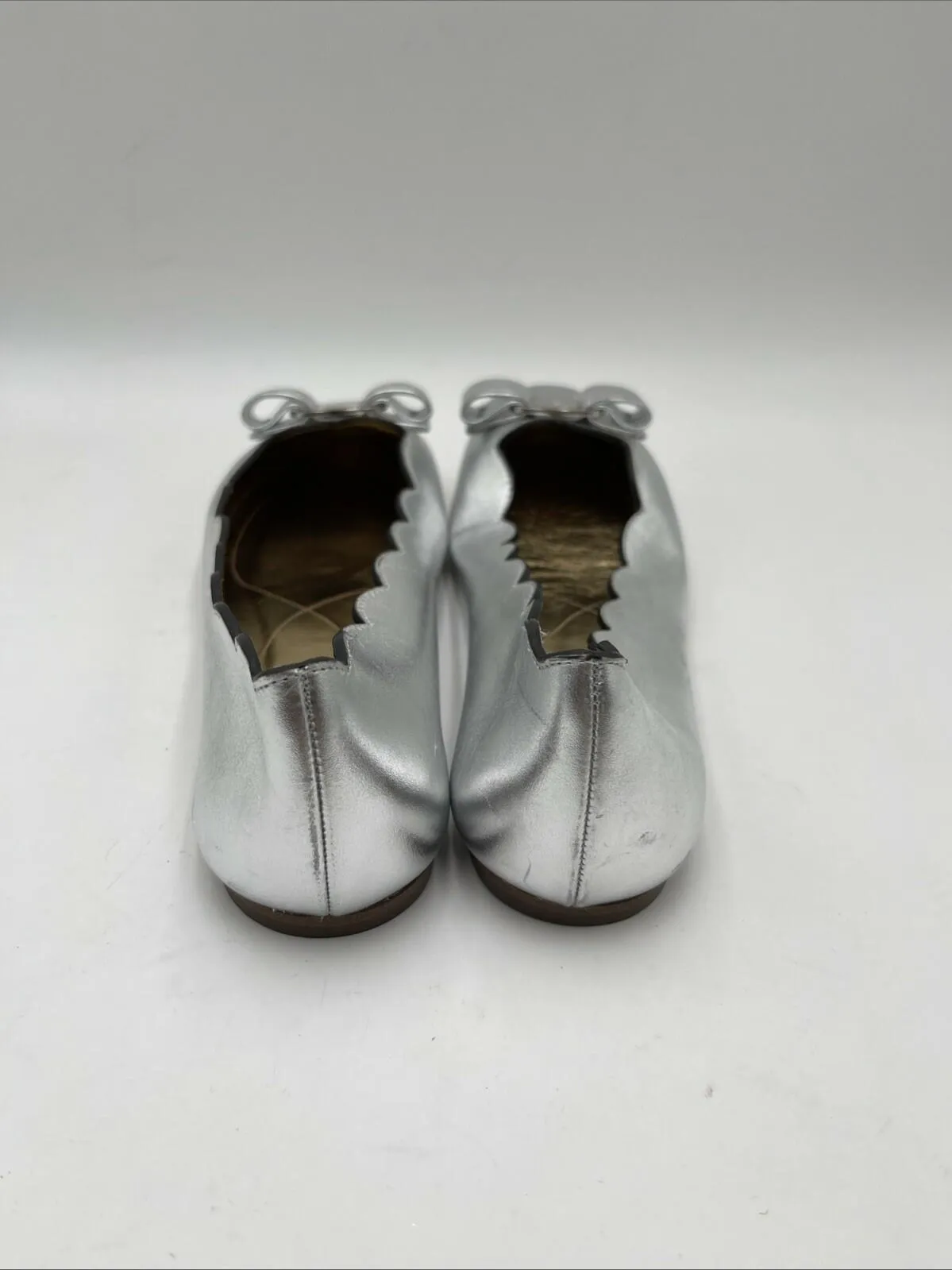 Women’s Salvatore Ferragamo Varina Shell Metallic Leather Flats Silver Size 8.5 - Very Good
