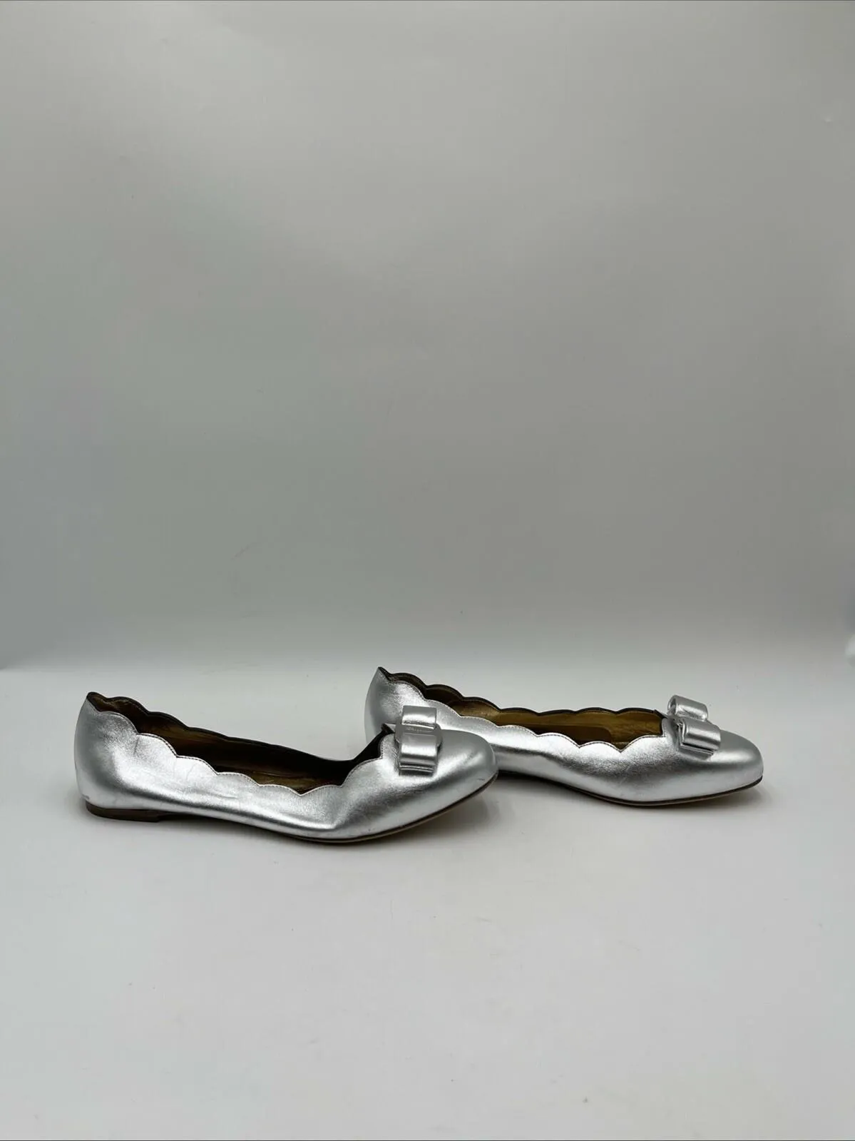 Women’s Salvatore Ferragamo Varina Shell Metallic Leather Flats Silver Size 8.5 - Very Good
