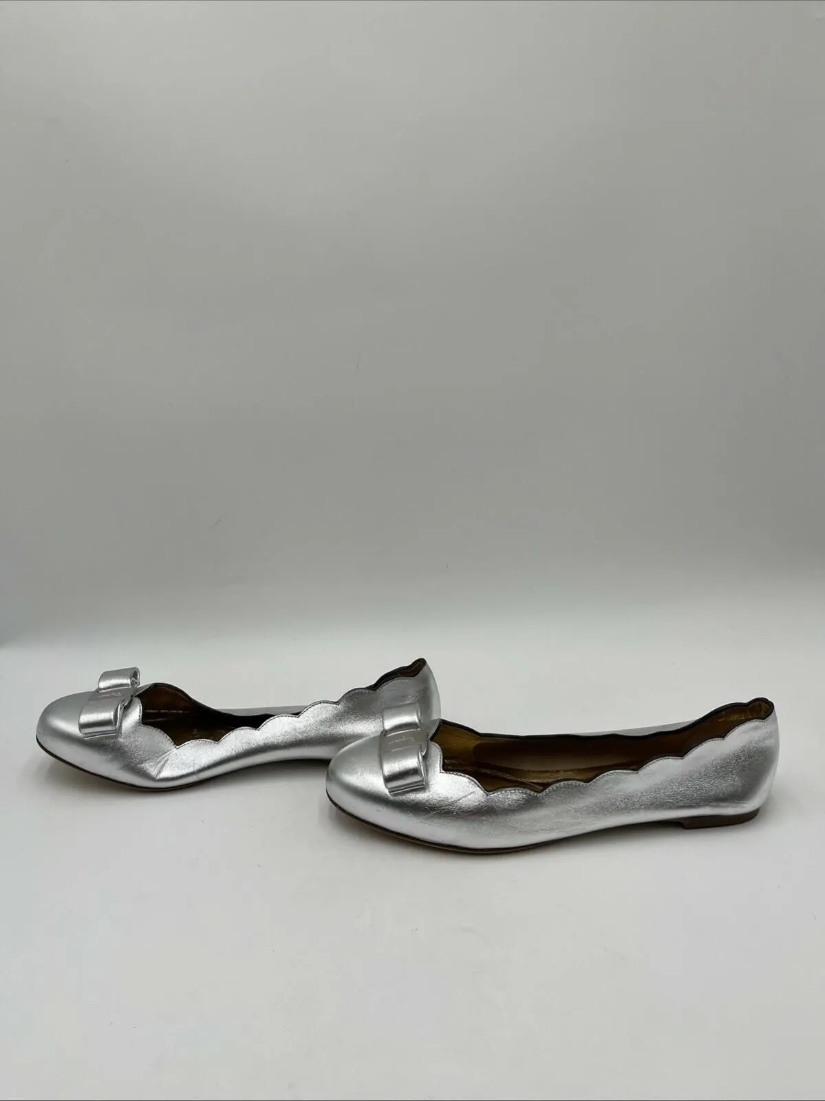 Women’s Salvatore Ferragamo Varina Shell Metallic Leather Flats Silver Size 8.5 - Very Good
