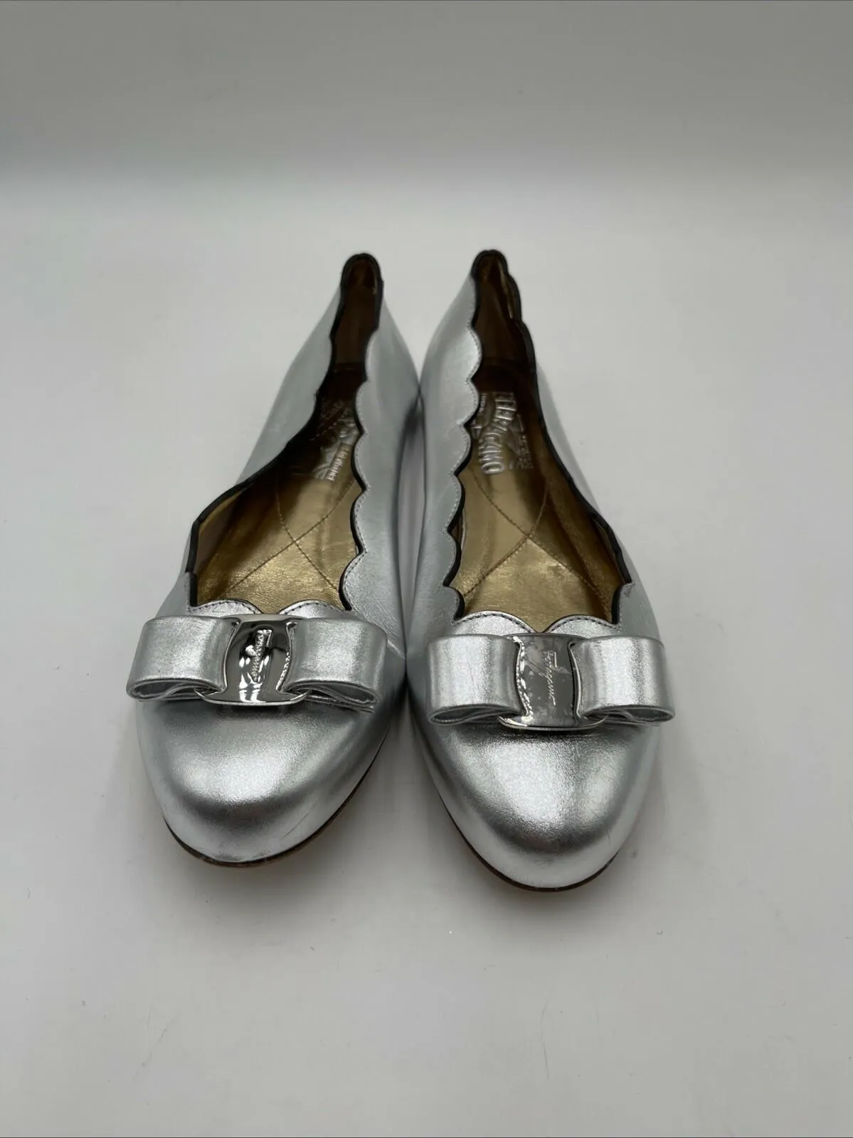 Women’s Salvatore Ferragamo Varina Shell Metallic Leather Flats Silver Size 8.5 - Very Good